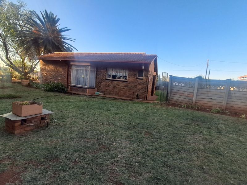 4 Bedroom House for sale in Randlespark. - Photo 8