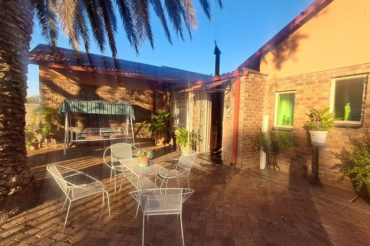 4 Bedroom House for sale in Randlespark. - Photo 2