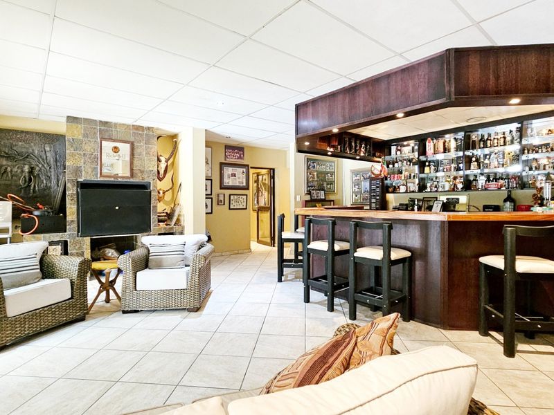 Entertainer’s dream in Three Rivers Proper. - Photo 2