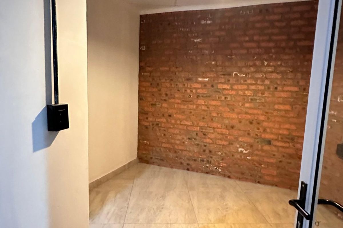 Morden 1 Bedroom Apartment - Photo 3