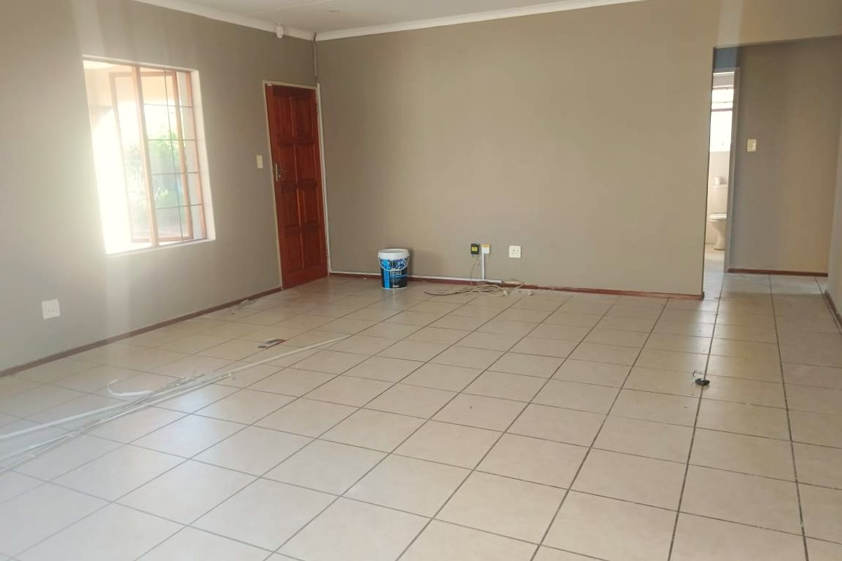 3 Bedroom House to Let - Photo 3