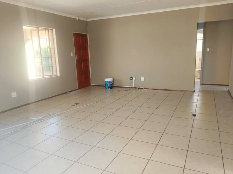 3 Bedroom House to Let - Photo 3