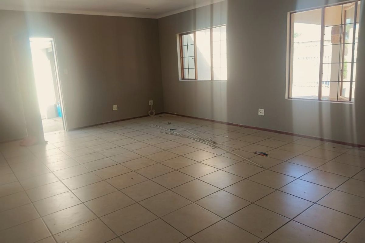 3 Bedroom House to Let - Photo 4
