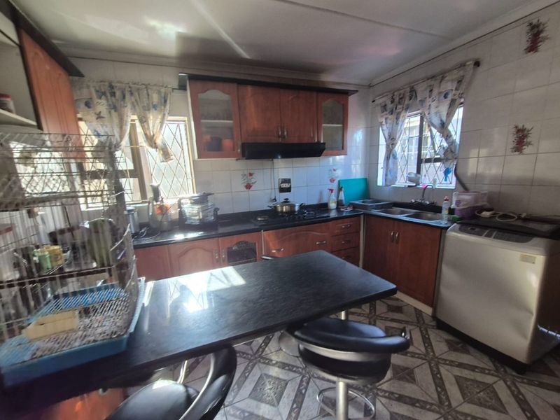 Priced To Go - Family Home - Photo 7