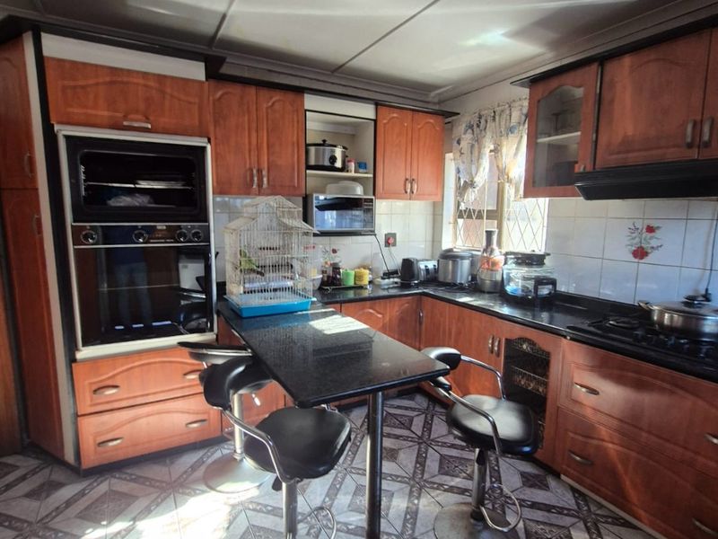 Priced To Go - Family Home - Photo 6