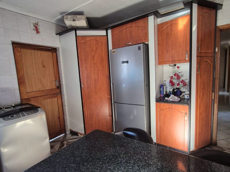 Priced To Go - Family Home - Photo 8