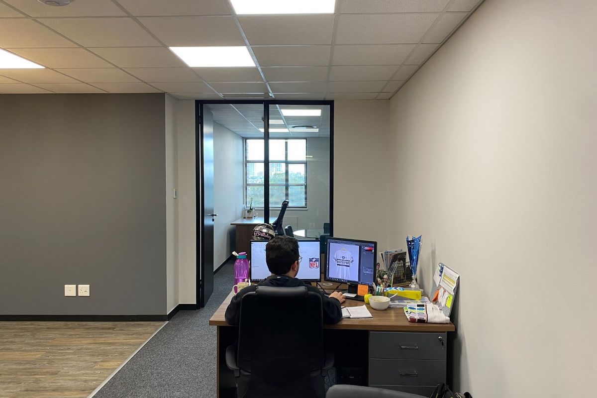 Casual Sophistication Meets Modern Luxury - Photo 5