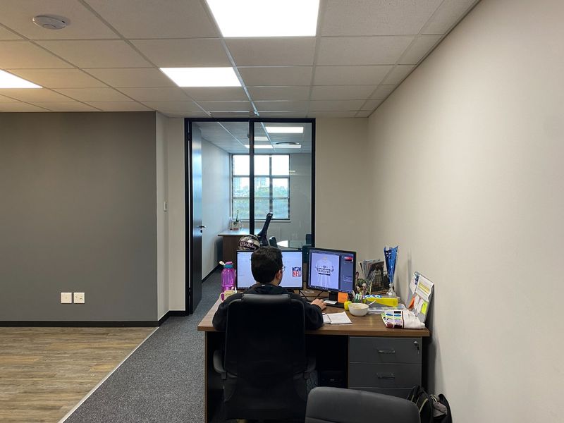 Casual Sophistication Meets Modern Luxury - Photo 5