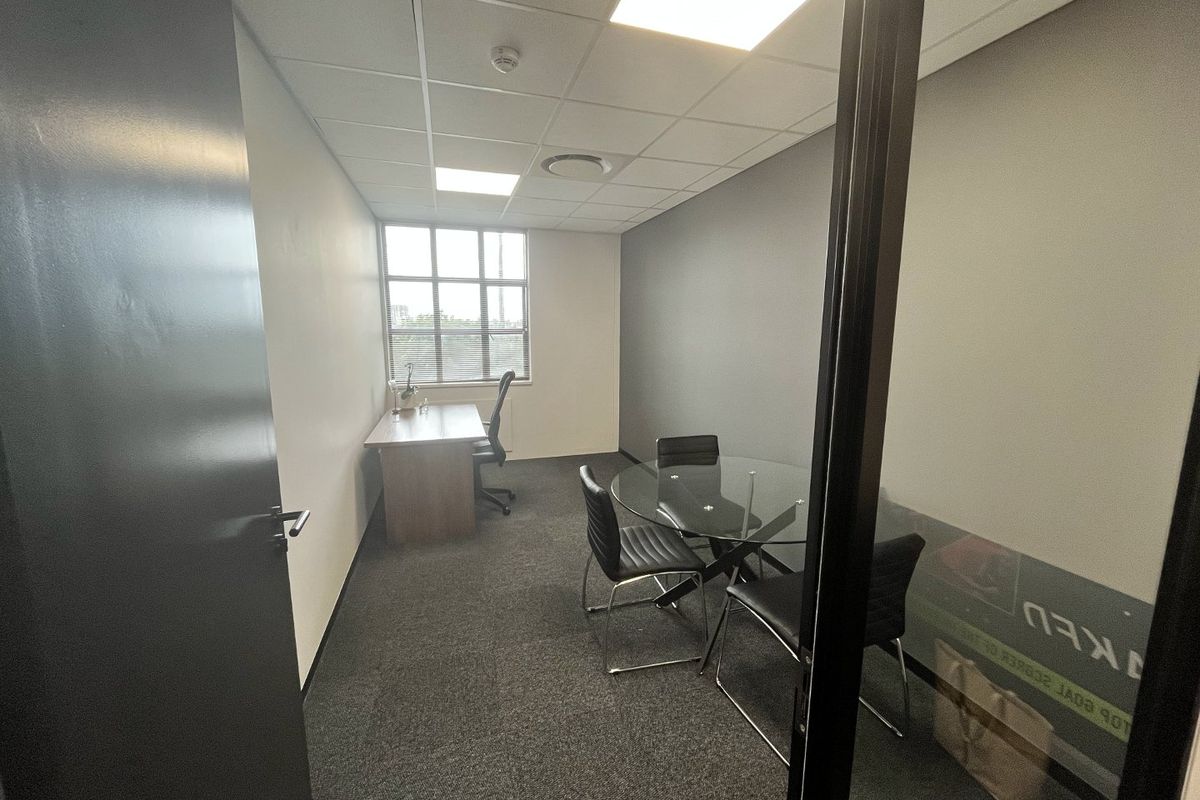 Casual Sophistication Meets Modern Luxury - Photo 4