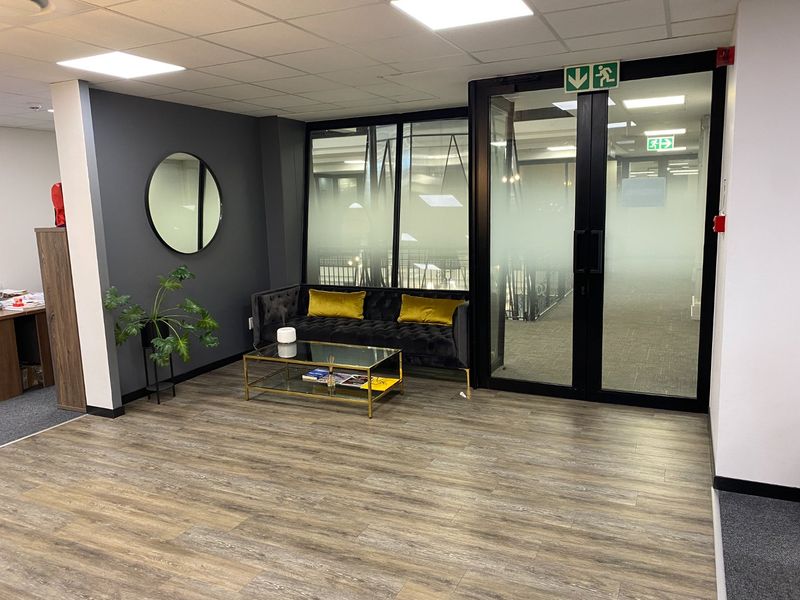 Casual Sophistication Meets Modern Luxury - Photo 9