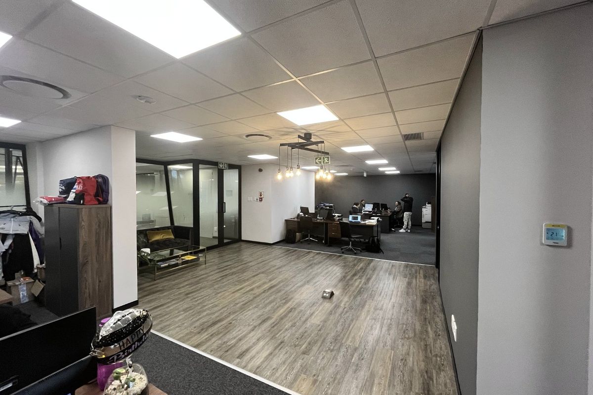 Casual Sophistication Meets Modern Luxury - Photo 2