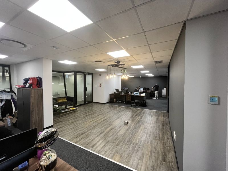 Casual Sophistication Meets Modern Luxury - Photo 2