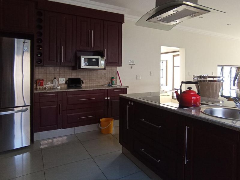 4 Bedroom Property For Sale In Blue Valley Golf Estate  - Photo 6