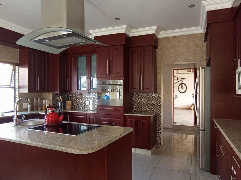 4 Bedroom Property For Sale In Blue Valley Golf Estate  - Photo 5