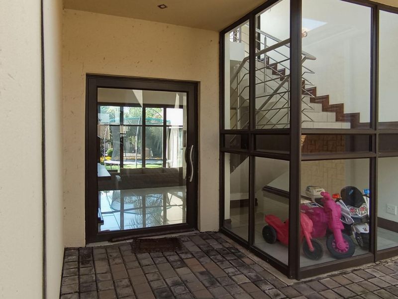 4 Bedroom Property For Sale In Blue Valley Golf Estate  - Photo 8