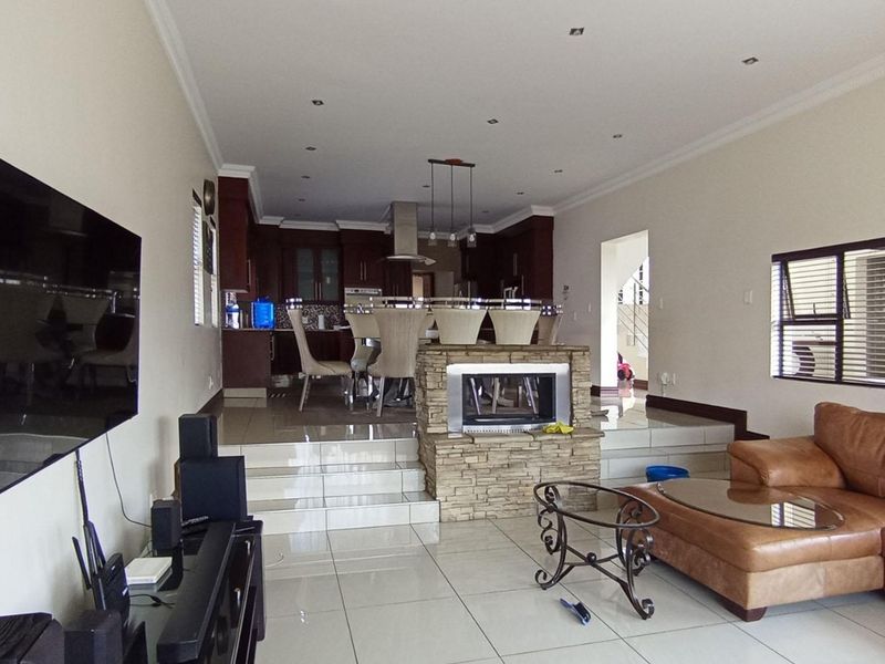 4 Bedroom Property For Sale In Blue Valley Golf Estate  - Photo 10