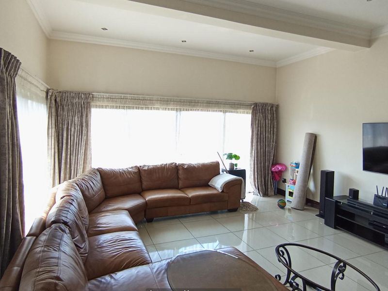 4 Bedroom Property For Sale In Blue Valley Golf Estate  - Photo 9