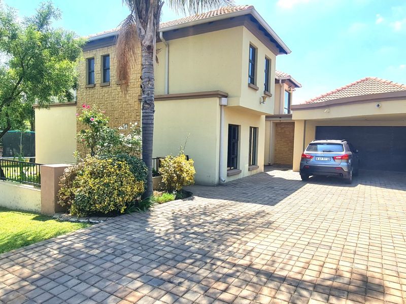 4 Bedroom Property For Sale In Blue Valley Golf Estate  - Photo 2