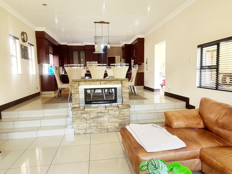 4 Bedroom Property For Sale In Blue Valley Golf Estate  - Photo 4