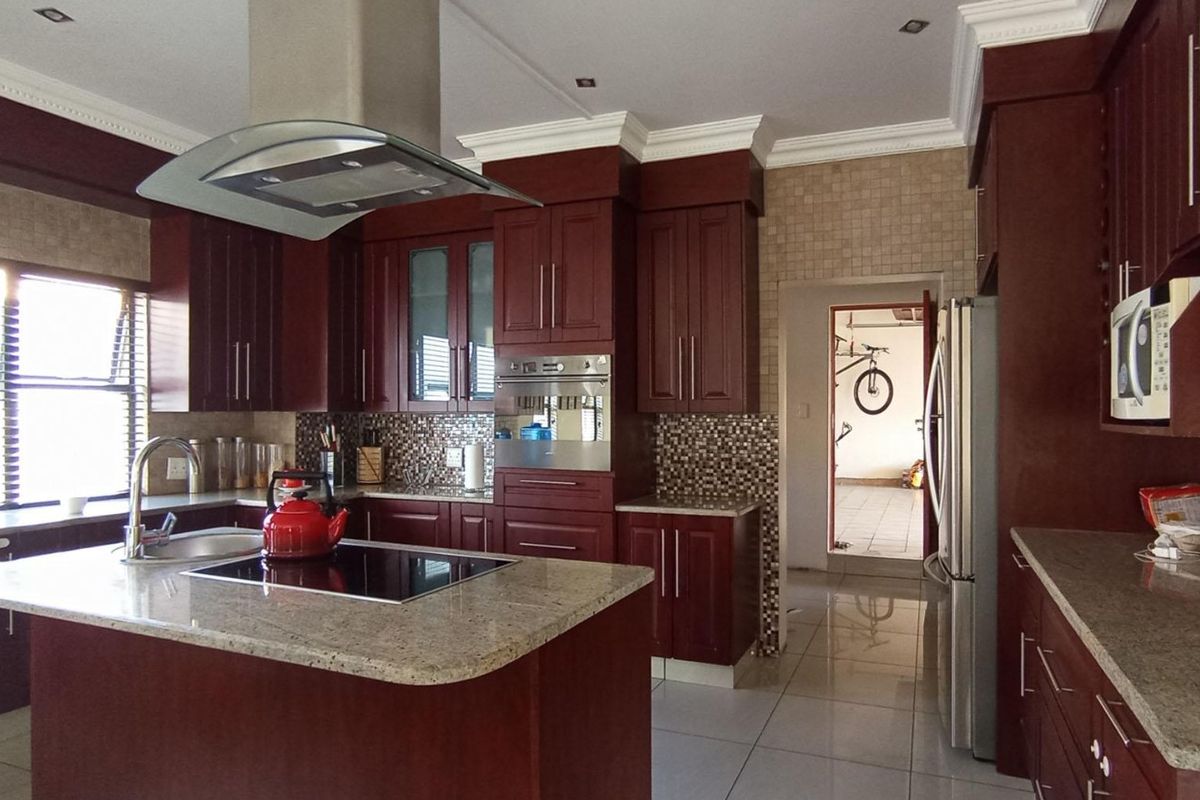 4 Bedroom Property For Sale In Blue Valley Golf Estate  - Photo 5