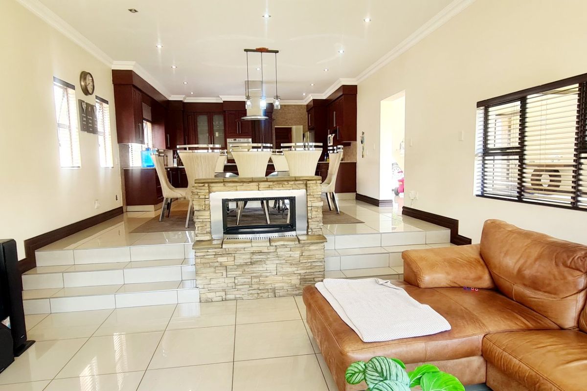 4 Bedroom Property For Sale In Blue Valley Golf Estate  - Photo 4