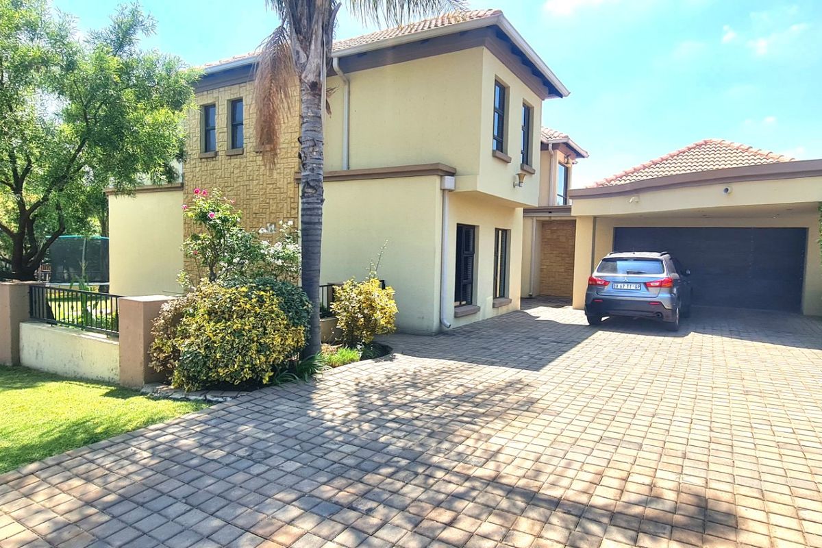4 Bedroom Property For Sale In Blue Valley Golf Estate  - Photo 2