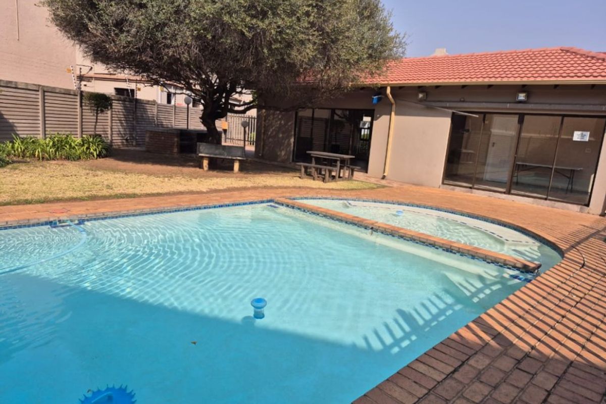 3 Bed Townhouse for Sale – Comfortable Living with Great Amenities! - Photo 2