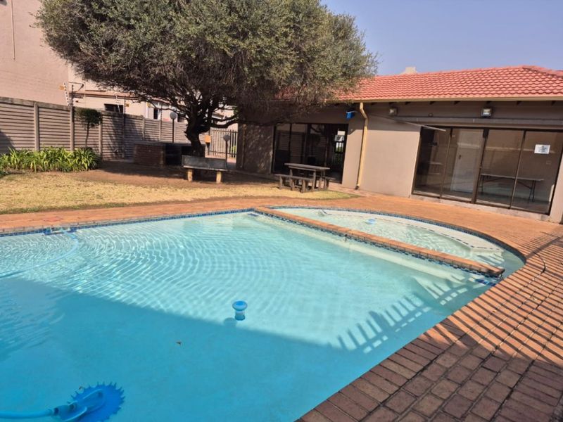 3 Bed Townhouse for Sale – Comfortable Living with Great Amenities! - Photo 2