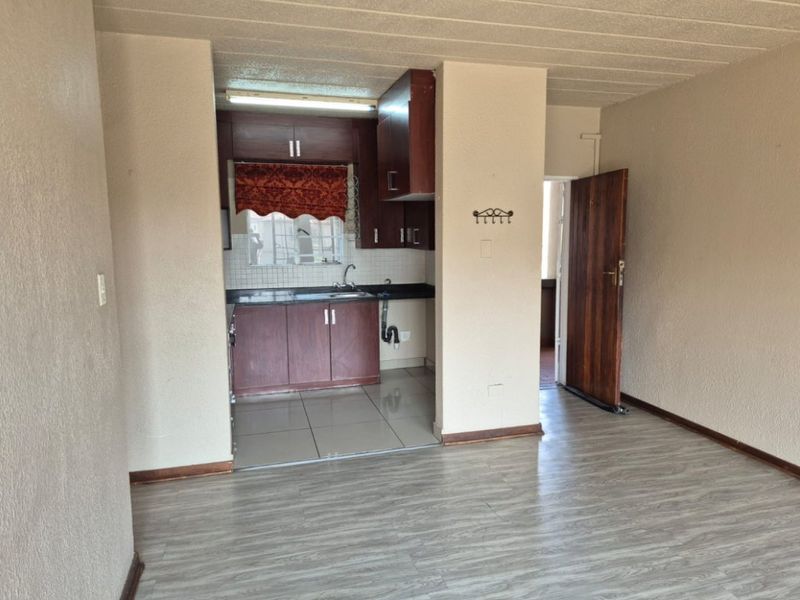 3 Bed Townhouse for Sale – Comfortable Living with Great Amenities! - Photo 1