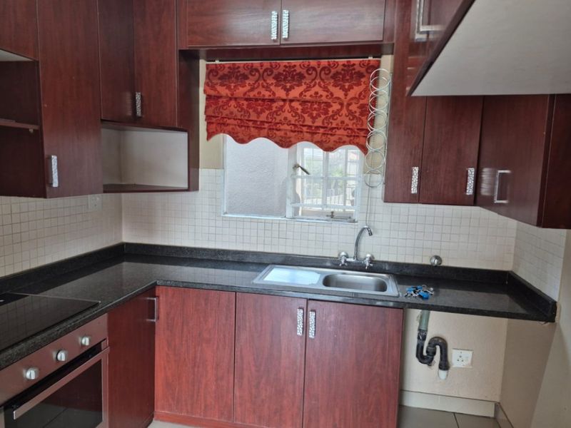 3 Bed Townhouse for Sale – Comfortable Living with Great Amenities! - Photo 3