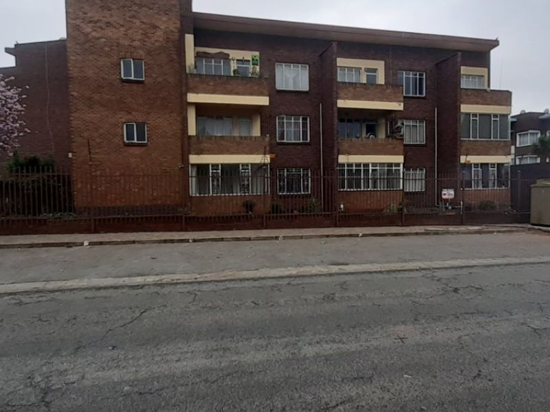 1 Bed Flat for Sale – Spacious and Secure Living! - Photo 2