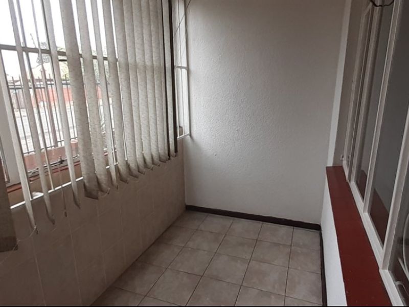 1 Bed Flat for Sale – Spacious and Secure Living! - Photo 3