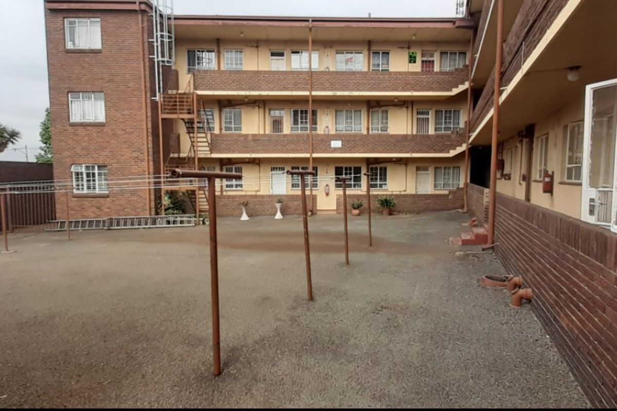 1 Bed Flat for Sale – Spacious and Secure Living! - Photo 2