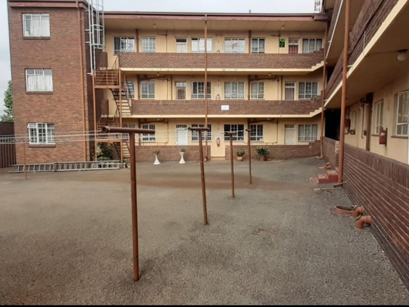 1 Bed Flat for Sale – Spacious and Secure Living! - Photo 2