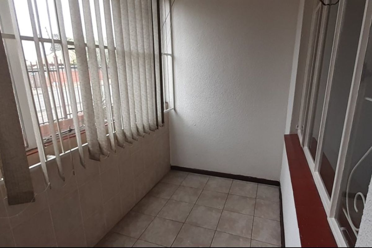 1 Bed Flat for Sale – Spacious and Secure Living! - Photo 3