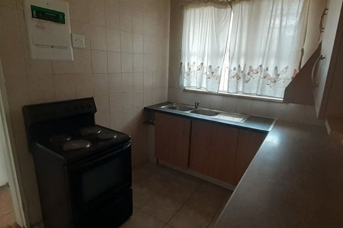 1 Bed Flat for Sale – Spacious and Secure Living! - Photo 5