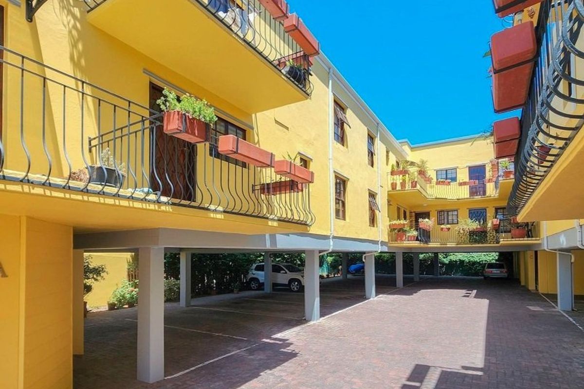 Neat complex, Centrally situated. - Photo 5