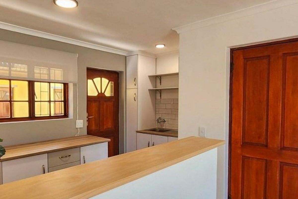 Neat complex, Centrally situated. - Photo 3