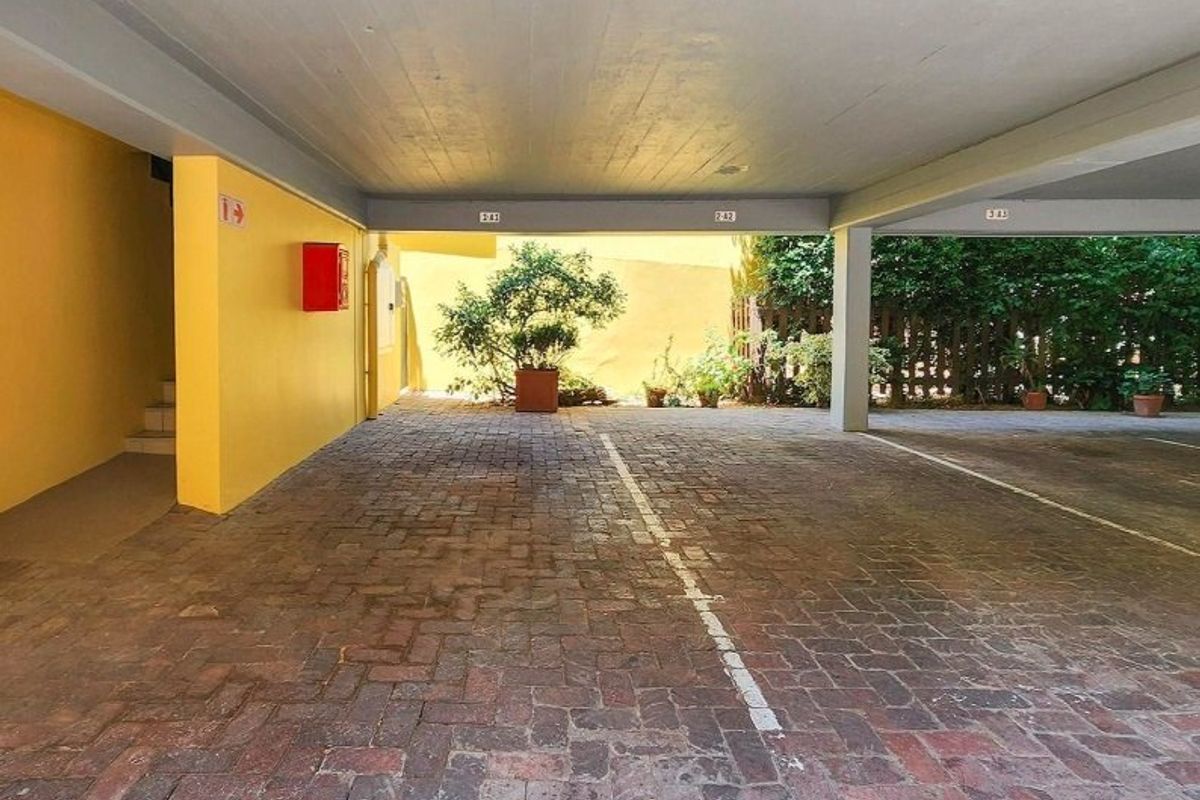 Neat complex, Centrally situated. - Photo 4