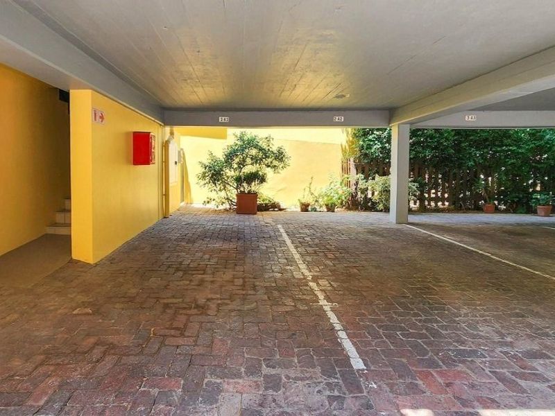 Neat complex, Centrally situated. - Photo 4