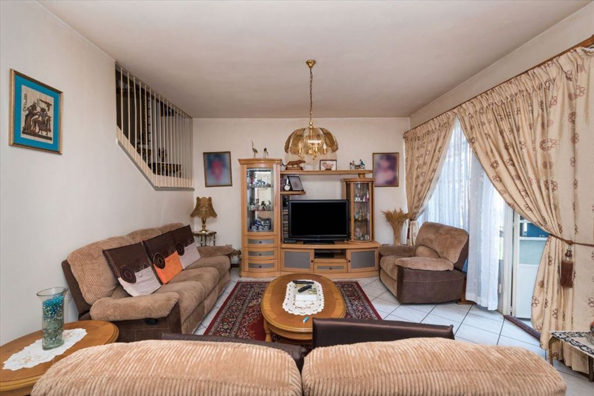 Modern Family Home with Elegant Design and Functional Spaces - Photo 2