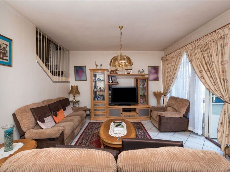 Modern Family Home with Elegant Design and Functional Spaces - Photo 2