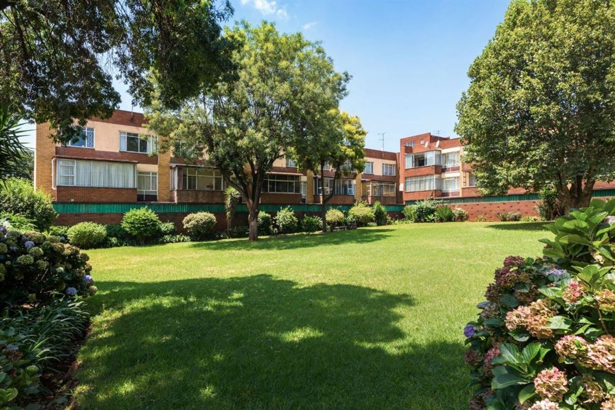 Modern Family Home with Elegant Design and Functional Spaces - Photo 3