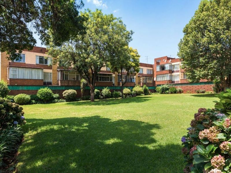 Modern Family Home with Elegant Design and Functional Spaces - Photo 3