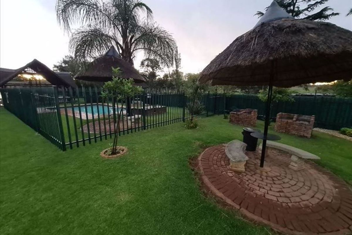 Stylish Compact Home with Modern Comforts - Photo 4