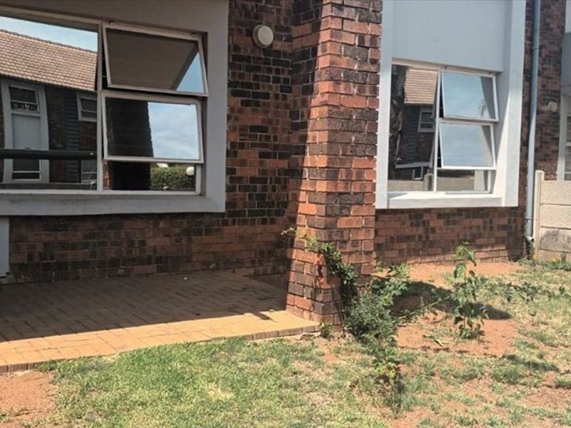 Stylish Compact Home with Modern Comforts - Photo 3