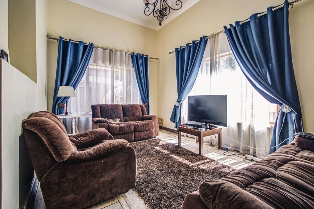 Elegant Family Home Offering Space and Comfort - Photo 2