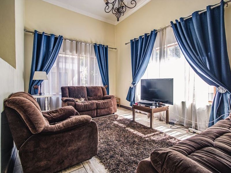 Elegant Family Home Offering Space and Comfort - Photo 2