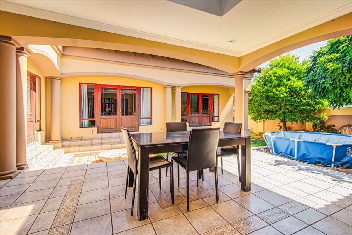 Elegant Family Home Offering Space and Comfort - Photo 3