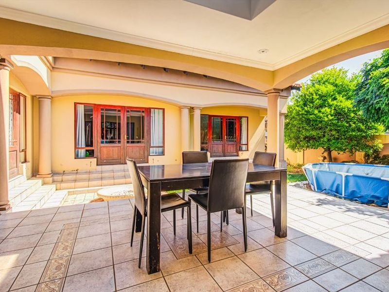 Elegant Family Home Offering Space and Comfort - Photo 3